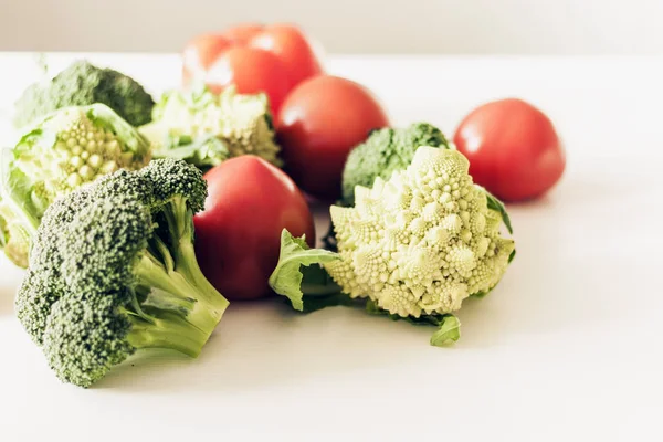 Ντομάτες ώριμες ντομάτες romanesco μπρόκολο σε λευκή ξύλινη πλάτη — Φωτογραφία Αρχείου