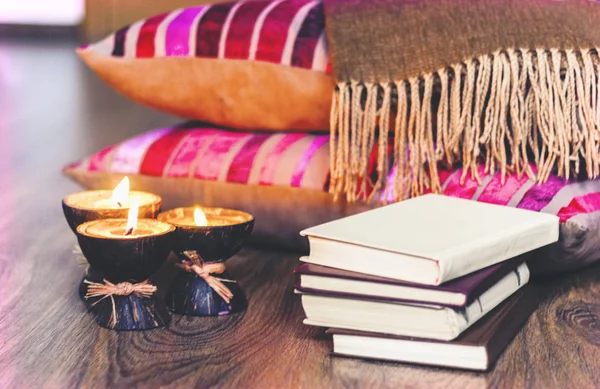 Сжигание ароматических свечей в кокосовой скорлупе, клетчатой клетке и книгах, кузен — стоковое фото
