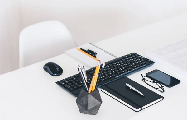 Moderne werkplek: witte tafel, toetsenbord laptop computer, concret — Stockfoto