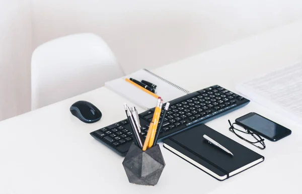 Local de trabalho moderno: mesa branca, computador portátil teclado, concreto — Fotografia de Stock