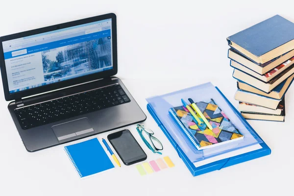 Laptop, okostelefon, halom könyvek, notebook és tollak fehér w — Stock Fotó