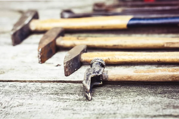 Conjunto de herramientas de construcción de mano vintage martillos en un respaldo de madera — Foto de Stock