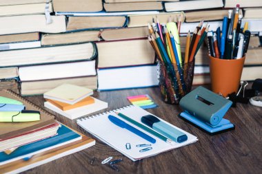 Okul kırtasiyesi aksesuarları - dizüstü bilgisayar, kopyalanmış defter yığını