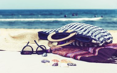 Eski yaz hasır hasır hasır plaj çantası, güneş gözlüğü, şapka, örtü