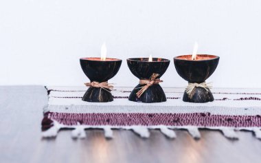 Hindistan cevizi kabuğunda yanan spa aroması mumu. B halısı üzerinde.