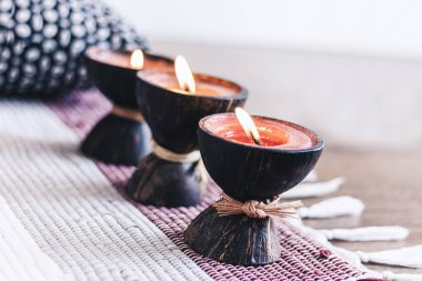 Hindistan cevizi kabuğunda yanan spa aroması mumu. B halısı üzerinde.