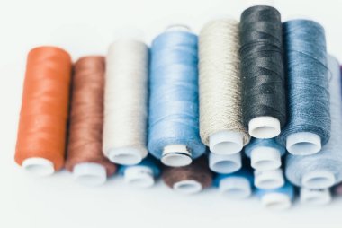 Kopya alanı olan renkli dikiş ipliği bobinleri beyaz arkaplanda 