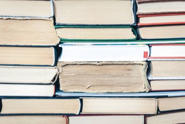 Eski kitap eğitimi konsepti yığını, bir sürü kitap yığını.