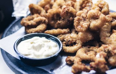 Syracus 'taki restoranda soslu ızgara karides.