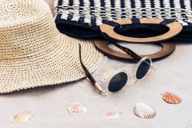 Eski yaz hasır hasır hasır plaj çantası, güneş gözlüğü, şapkası...