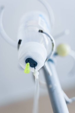 Ameliyathanedeki damlalık sistemine yakın çekim ilaç şişesi.