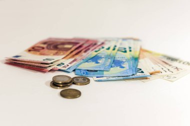 Para kapat Avro banknotları ve para beyaz arka planda.