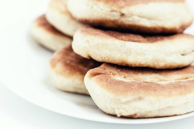 Beyaz masa arkasında patates ve fasulyeli kızarmış kek. .