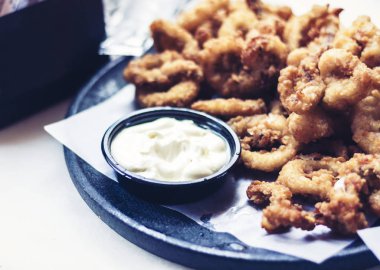 Syracus 'taki restoranda soslu ızgara karides.