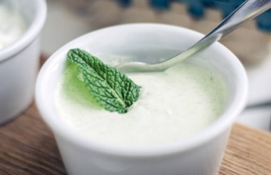 Geleneksel olarak naneli beyaz yoğurt sosu.