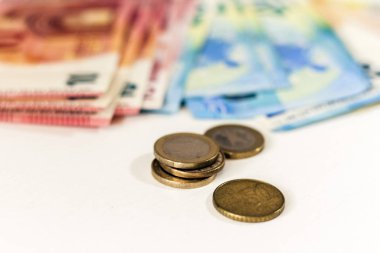 Para kapat Avro banknotları ve para beyaz arka planda.