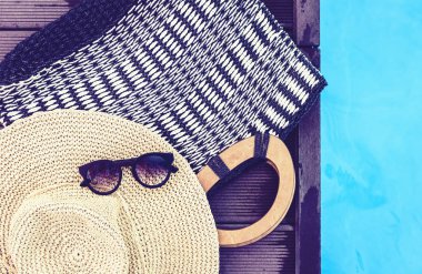 Eski yaz hasır hasır hasır plaj çantası, güneş gözlüğü, Swi 'ye yakın şapka.