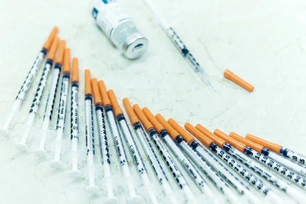 Pile of medical syringes for insulin for diabetes on white table — Stock Photo, Image