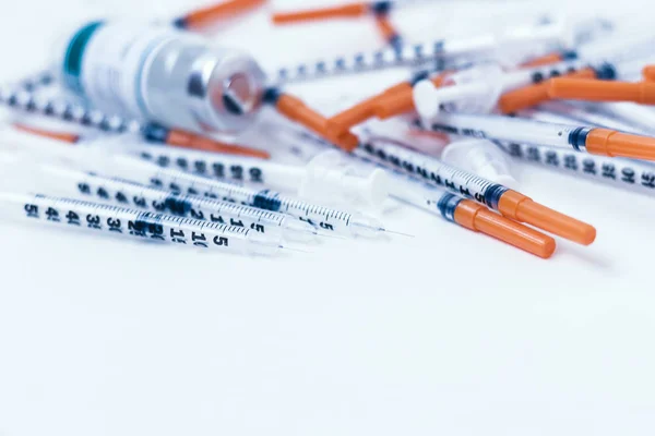 Högen med medicinska sprutor för insulin för diabetes på vitt bord — Stockfoto