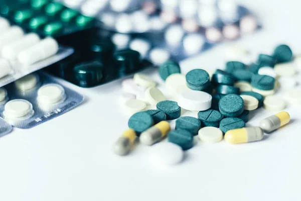 Φαρμακευτικά χάπια ή καψάκια συσκευασία κυψέλης σε λευκό φόντο με — Φωτογραφία Αρχείου