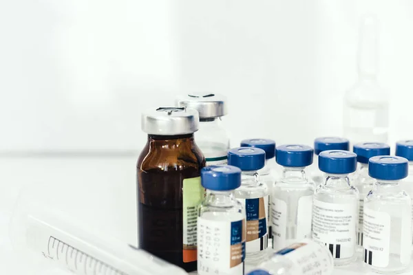Frascos medicinales, ampollas, sobre fondo blanco con espacio de copia f —  Fotos de Stock