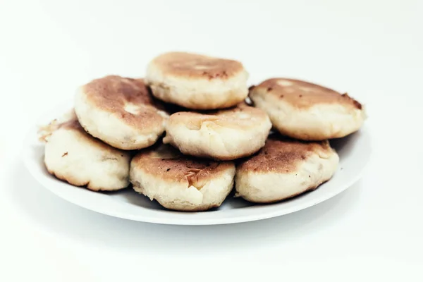 Traditionelle hausgemachte gebratene Pasteten oder Kuchen aus Hefeteig i — Stockfoto