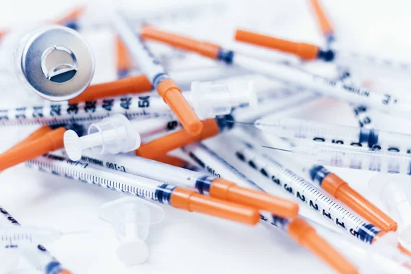 Montón de jeringas médicas para la insulina para la diabetes en la mesa blanca —  Fotos de Stock