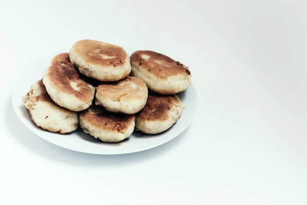 Traditionelle hausgemachte gebratene Pasteten oder Kuchen aus Hefeteig i — Stockfoto