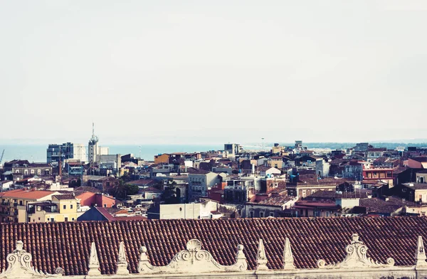 Tetti Catania con vista mare, porto e barche sullo sfondo, ae — Foto Stock