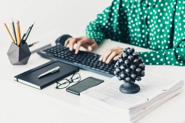 Close-up van de hand vrouw met behulp van een muis en typen op het toetsenbord op w — Stockfoto