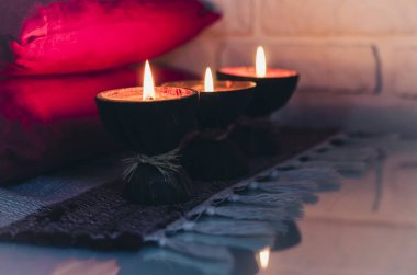 Hindistan cevizi kabuğunda yanan spa aromalı mum örülmüş multicolo.
