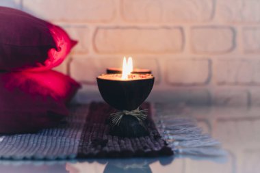 Hindistan cevizi kabuğunda yanan spa aromalı mum örülmüş multicolo.
