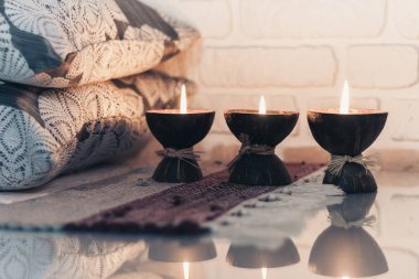 Hindistan cevizi kabuğunda yanan spa aromalı mum örülmüş multicolo.