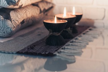 Hindistan cevizi kabuğunda yanan spa aromalı mum örülmüş multicolo.