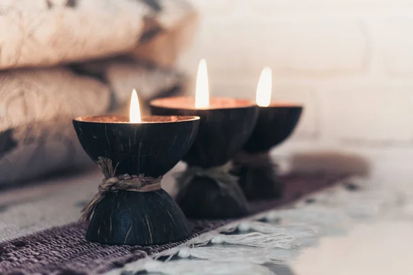 Burning spa αρωματικό κερί σε κέλυφος καρύδας σε ένα πλεκτό multicolo — Φωτογραφία Αρχείου