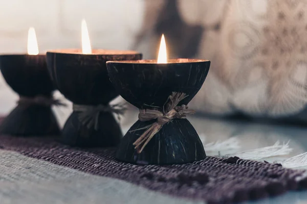 Burning spa αρωματικό κερί σε κέλυφος καρύδας σε ένα πλεκτό multicolo — Φωτογραφία Αρχείου