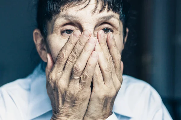 Triste deprimido, estresado, reflexivo, mayor, de mediana edad viejo wom — Foto de Stock