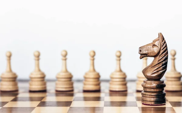 Pièces d'échecs en bois noir et blanc sur un échiquier, cheval et p — Photo