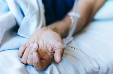 Durumu ciddi olan hastaya ilaç verilir.