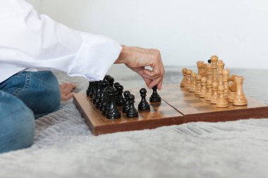 Strateji konsepti, satranç oynayan bir kadının eli.