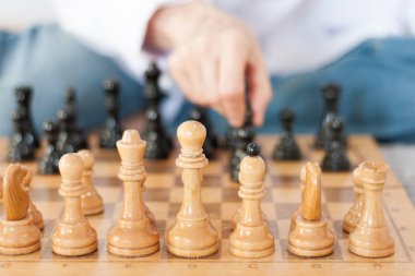 Strateji konsepti, satranç oynayan bir kadının eli.