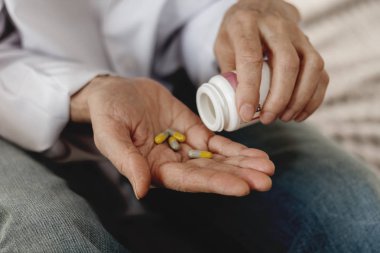 Kadın eli, elinde ilaç, elinde yaşlı kadın eli.