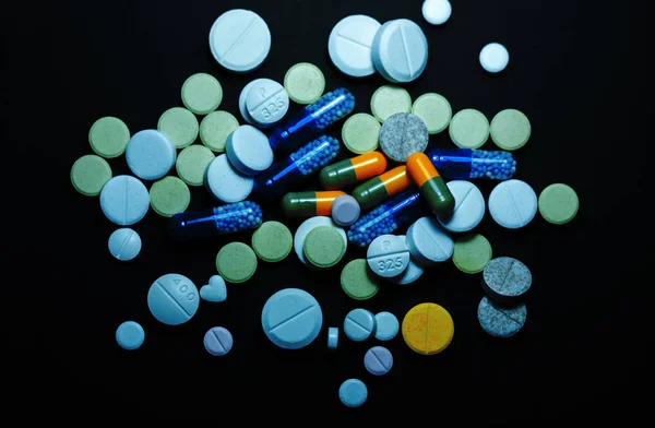 Un mucchio di pillole colorate, compresse e tappi di medicina farmaceutica — Foto Stock