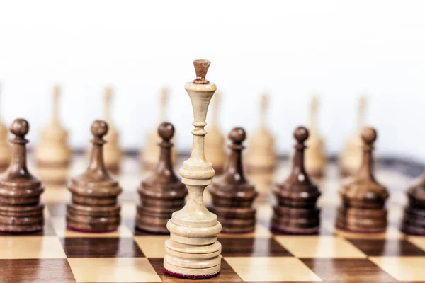 Переробка чорно-білих дерев'яних шахових фігур, королева на передньому плані — стокове фото