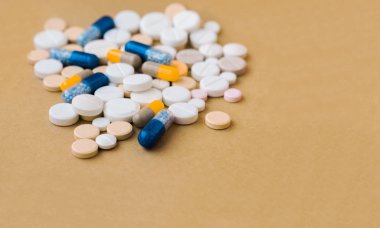 Renkli haplar, ilaç hapları ve kapaklar yığını.