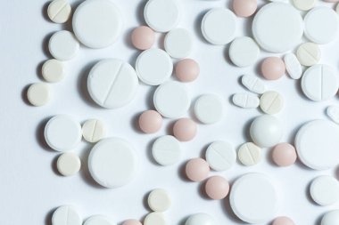 Yığınla hap, ecza ilaçları hapları ve kapsüller.