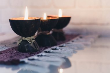 Hindistan cevizi kabuğuyla kaplıca aromalı mumları örülmüş çok yönlü örgü üzerinde yakmak