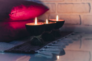 Hindistan cevizi kabuğunda yanan spa aromalı mum örülmüş multicolo.