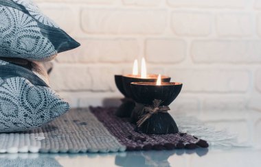 Hindistan cevizi kabuğunda yanan spa aromalı mum örülmüş multicolo.