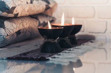 Hindistan cevizi kabuğunda yanan spa aromalı mum örülmüş multicolo.
